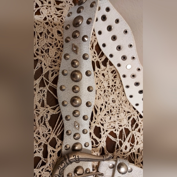 Steve Madden White Wash Leather Belt with Silver Tone Studs - Picture 5 of 7